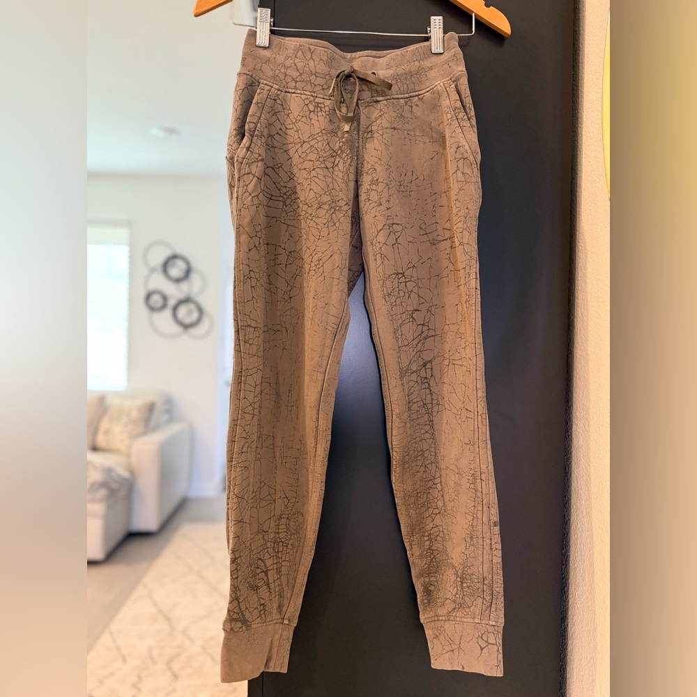Lululemon Brown Crackle Pattern Thick Joggers with Pockets